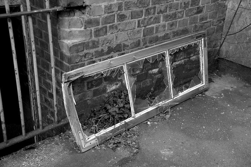Broken_Window_at_Conti_sw_korr.jpg